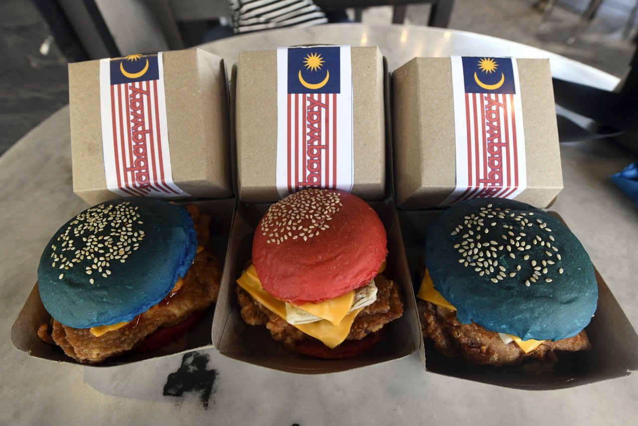 Burger ini akan dijual selama dua minggu bermula semalam dan sekiranya mendapat sambutan yang menggalakkan, mereka akan menjual menu berkenaan sehingga Hari Malaysia pada 16 September depan - Gambar Bernama