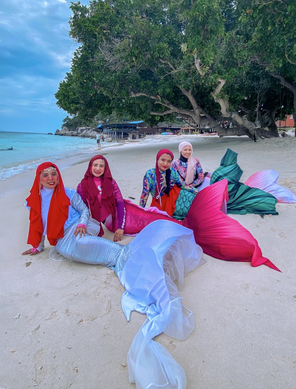 Nur Fathiyah (dua kiri) berhasrat membuka perniagaan berkonsepkan ‘Muslimah Mermaid’. - Gambar Bernama