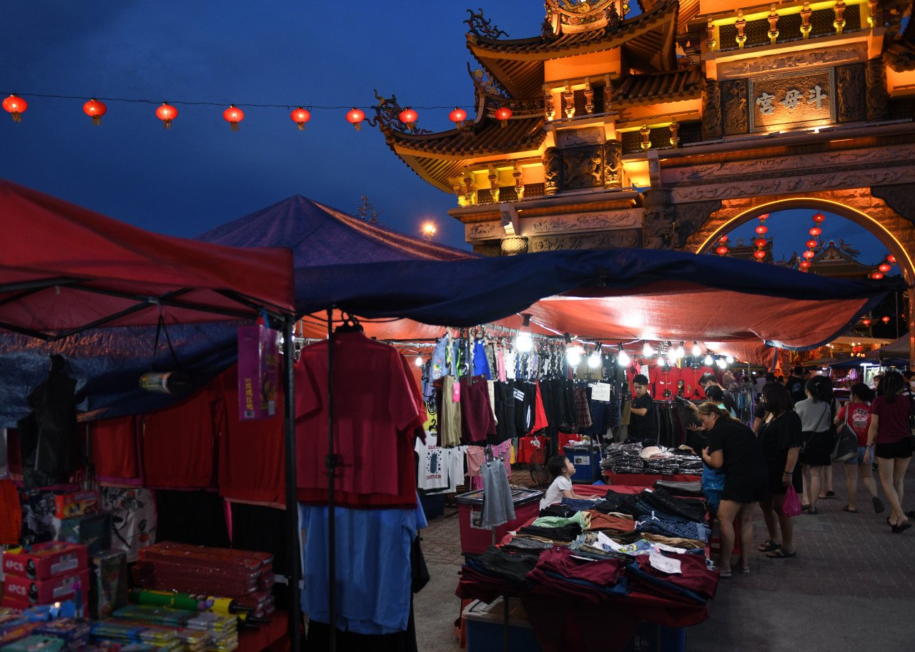 Peniaga pasar malam di Kuil Tow Boo Keong menerima kedatangan lebih ramai pengunjung dengan 10,000 lentera berkenaan menerangi Jalan Raja Uda. - Gambar Bernama