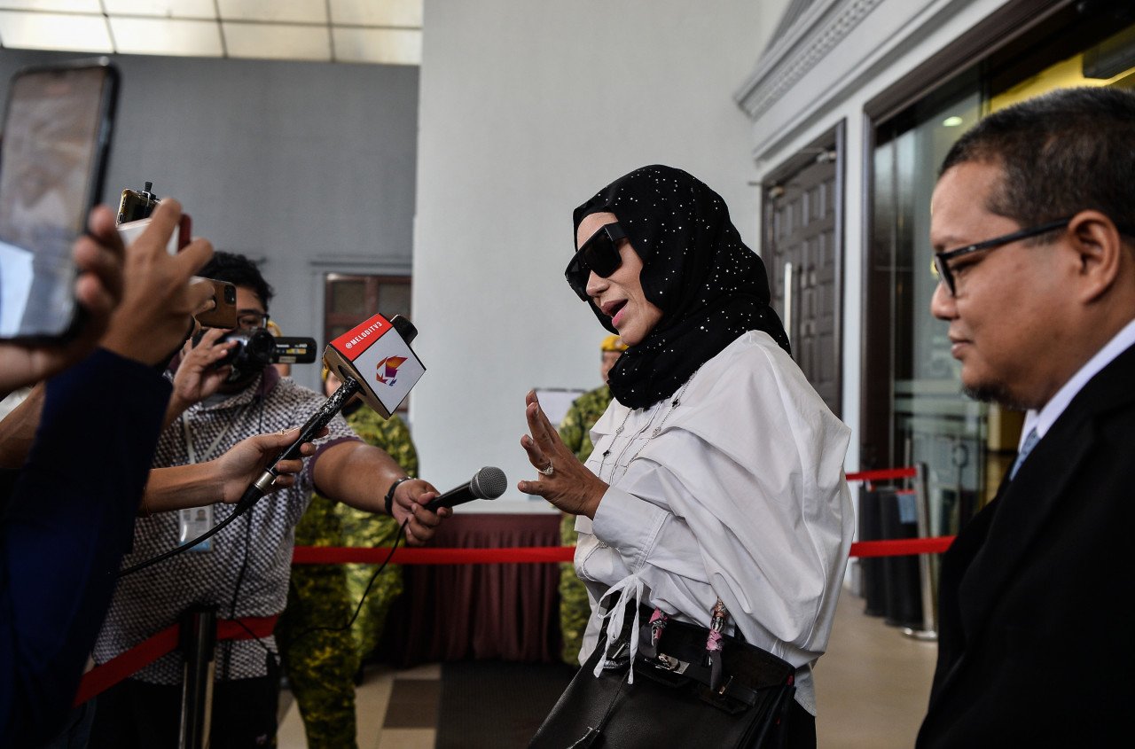 Datuk A.Aida (dua, kanan) ketika sidang media selepas mendengar keputusan kes saman A.Aida Production Sdn Bhd terhadap pelakon Amelia Henderson berhubung pelanggaran kontrak di Kompleks Mahkamah Kuala Lumpur hari ini. - Gambar Bernama