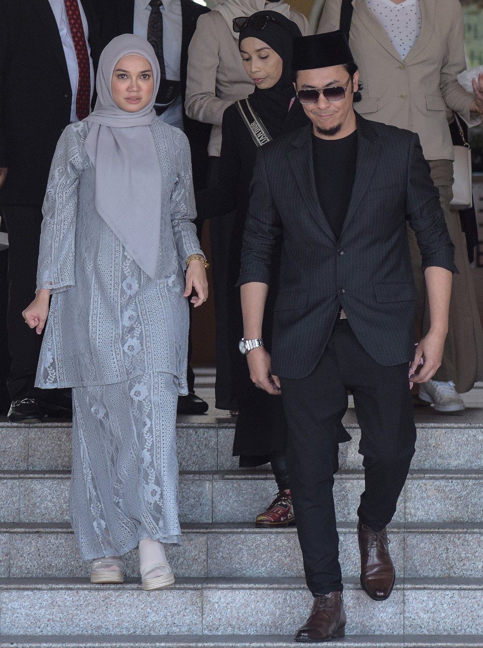 Syamsul (kanan) dan Puteri Sarah selepas selesai bercerai talak satu di Mahkamah Rendah Syariah Wilayah Persekutuan. - Gambar Bernama