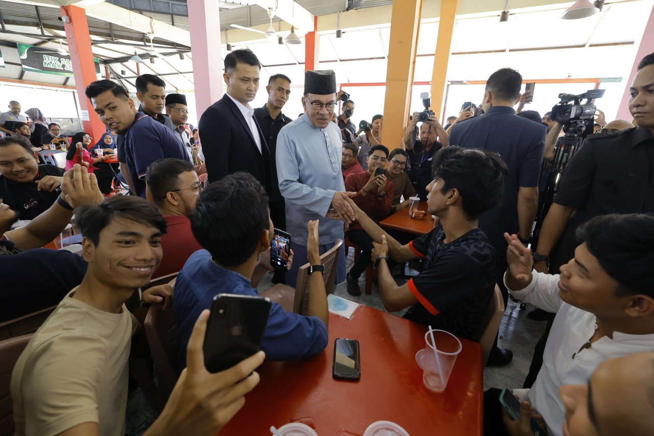 Beramah mesra dengan pengunjung sebelum menunaikan solat Jumaat di masjid berhampiran menjadi rutin mingguan Anwar sejak dilantik sebagai perdana menteri pada 24 Nov lepas. - Gambar Bernama