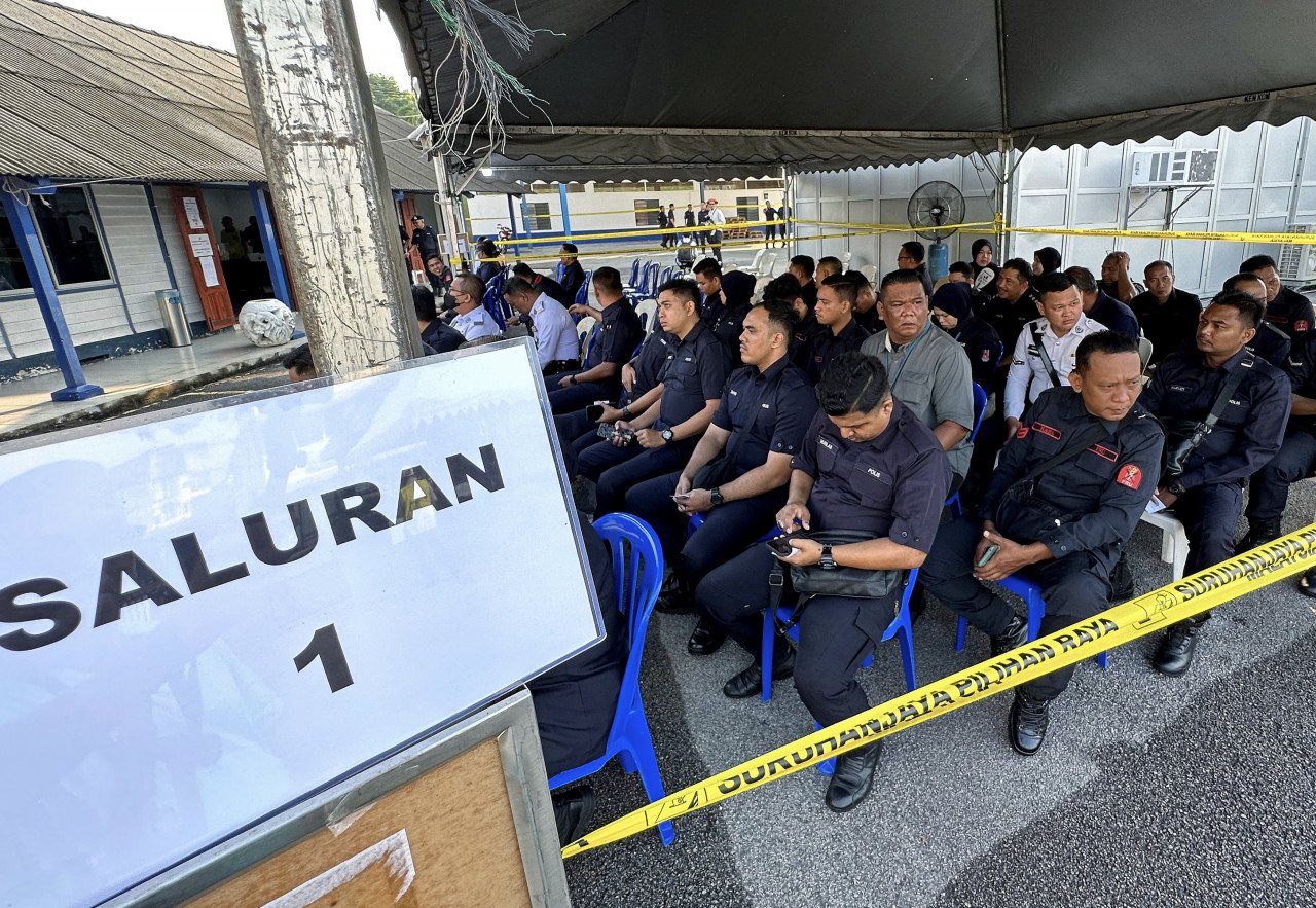 Anggota polis menunggu giliran untuk mengundi awal sempena Pilihan Raya Negeri di Ibu Pejabat Polis Kontinjen Negeri Sembilan hari ini. gambar BERNAMA