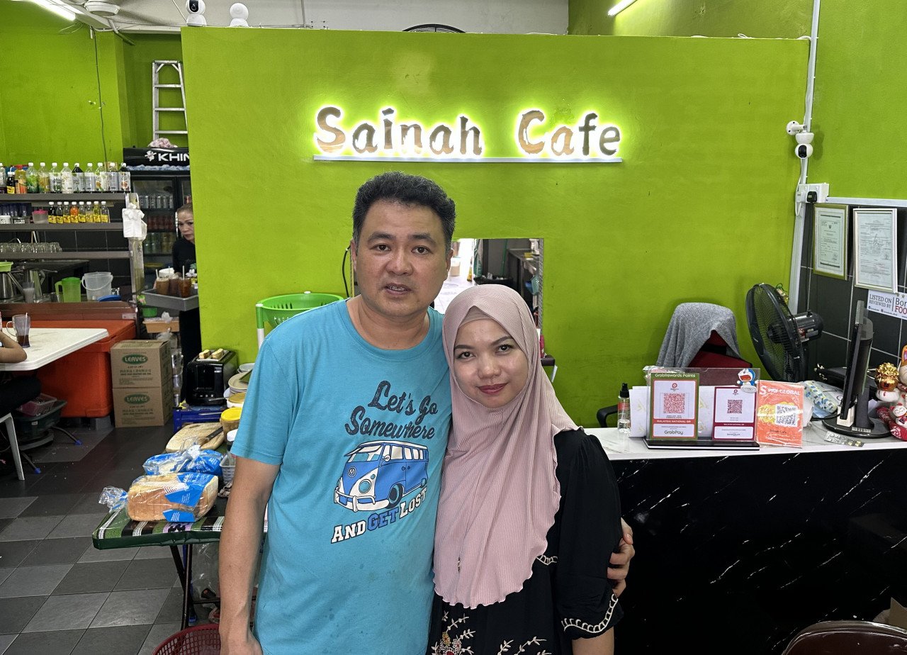 Pemilik Sainah Cafe, Sainah Mahdi dan suami, Mohammad Ariffin Liew Abdullah ketika ditemui Bernama baru-baru ini.gambar BERNAMA