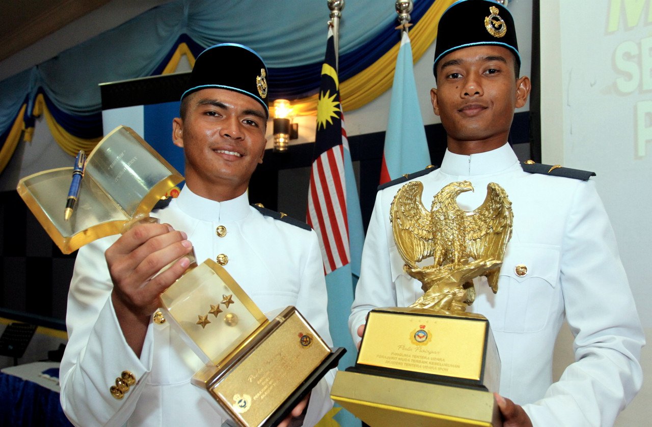 Perajurit Muda Udara Terbaik Keseluruhan, Muhammad Azmin Hakimi Mohd Adzmi (kanan) dan Perajurit Muda Udara Akademik Terbaik, Fradza Anak Nita (kiri) menunjukkan anugerah piala masing-masing pada Perbarisan Tamat Latihan Perajurit Muda Tentera Udara Diraja Malaysia (TUDM) Siri 66/2023 yang disempurnakan oleh Panglima Tentera Udara Diraja Malaysia, Jen Tan Sri Mohd Asghar Khan Goriman Khan di Akademi Tentera Udara Ipoh, semalam. gambar BERNAMA