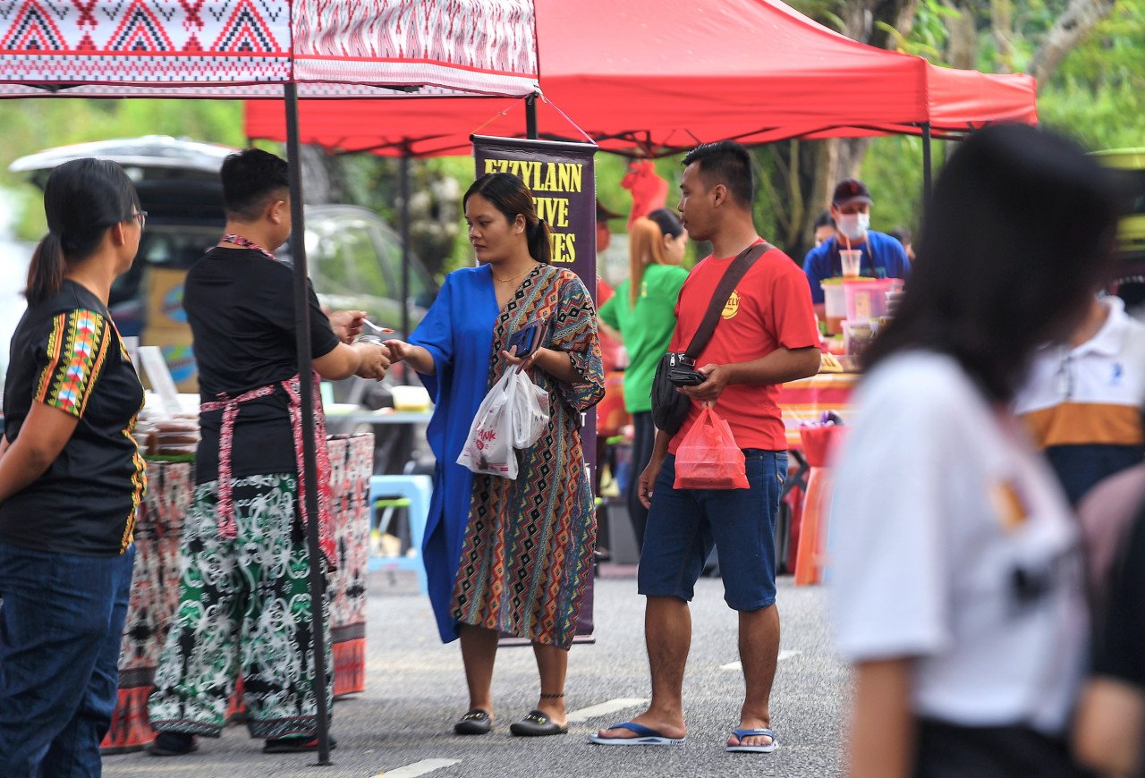 Suasana di sekitar Pasar Tamu Dayak Seremban, Jalan Seri Rahang yang dikunjungi pelanggan, baru-baru ini. gambar BERNAMA
