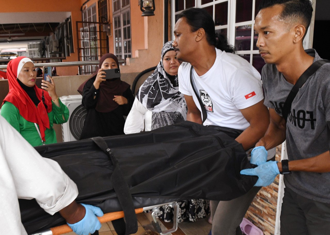 Jenazah pelakon Badrul Muhayat dibawa ke Hospital Seberang jaya untuk dibedah siasat. gambar BERNAMA 