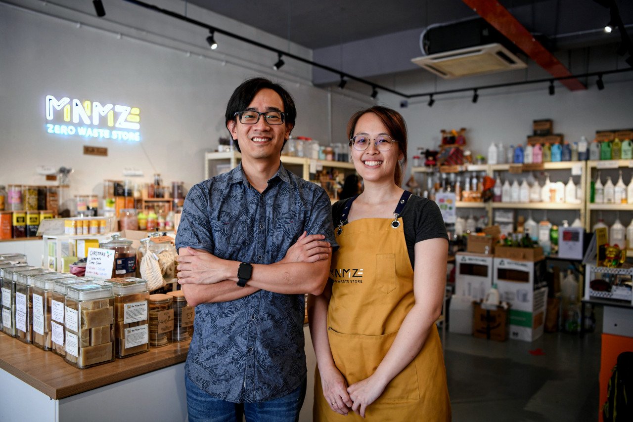 Pengasas Jayne Lee serta rakan kongsinya Tan Pei Yen yang mengusahakan Minimize di Subang Jaya. - gambar BERNAMA