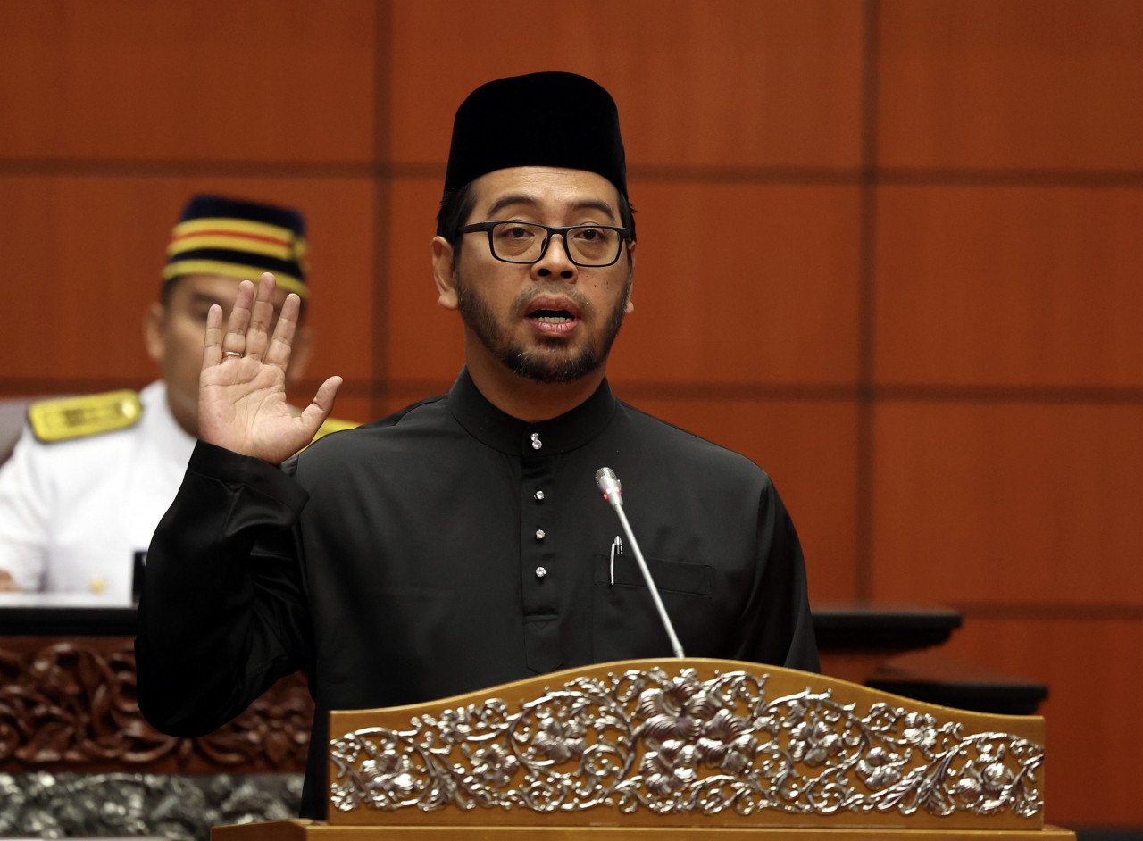  Bekas Dekan Fakulti Syariah dan Undang-Undang, Universiti Sains Islam Malaysia (USIM) Dr Zulkifli Hasan mengangkat sumpah jawatan sebagai Ahli Dewan Negara di Bangunan Parlimen hari ini. gambar BERNAMA