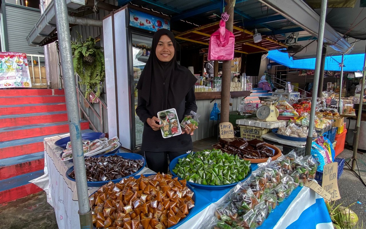 Peniaga makanan Khalija Nyan,26, menunjukkan sebahagian jualan makanan yang laris dibeli oleh pengunjung sempena cuti persekolahan. – gambar BERNAMA