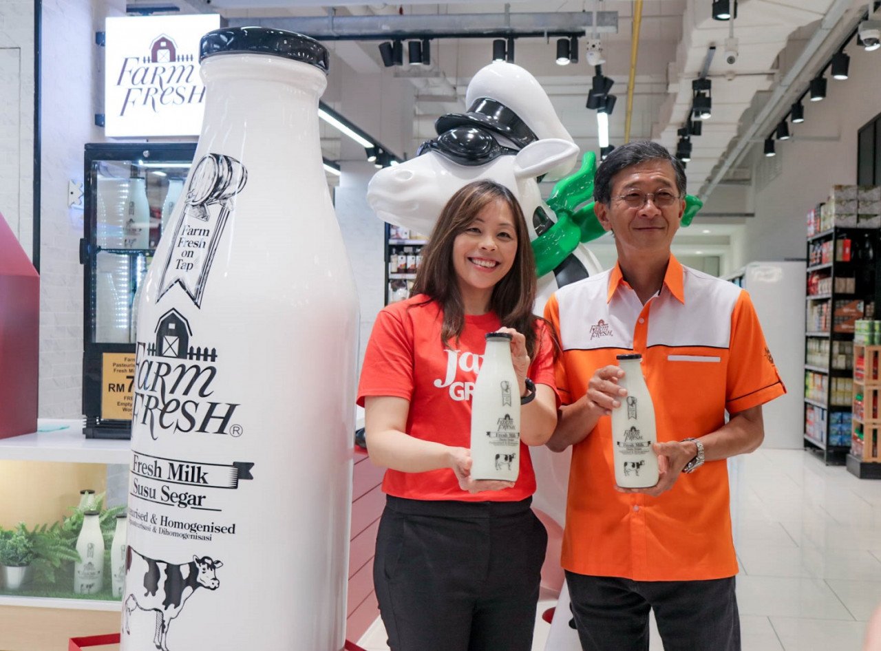 Ketua Pegawai Eksekutif Jaya Grocer, Adelene Foo (kiri), dan Pengasas dan Ketua Pegawai Eksekutif Farm Fresh, Loi Tuan Ee (kanan), dengan botol susu segar semasa pelancaran 'Milk on Tap @ Jaya Grocer' - Gambar ihsan Ming, KH & Associates Sdn Bhd