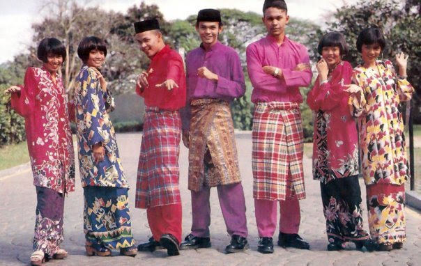 Kumpulan KRU dan Feminin sekitar tahun 1994. Gambar: bingkisanhatimamavie.blogspot.com