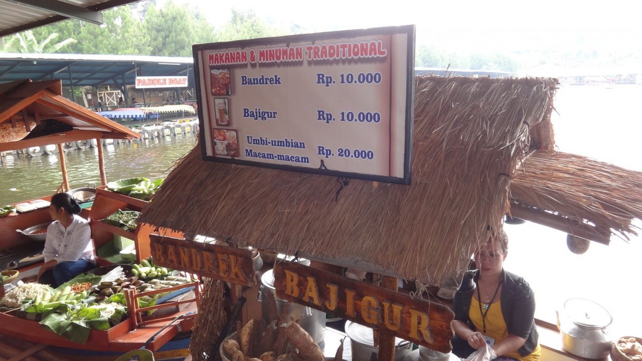 Floating Market Lembang merupakan pusat jualan makanan yang menghimpunkan pelbagai makanan khas Jawa Barat.