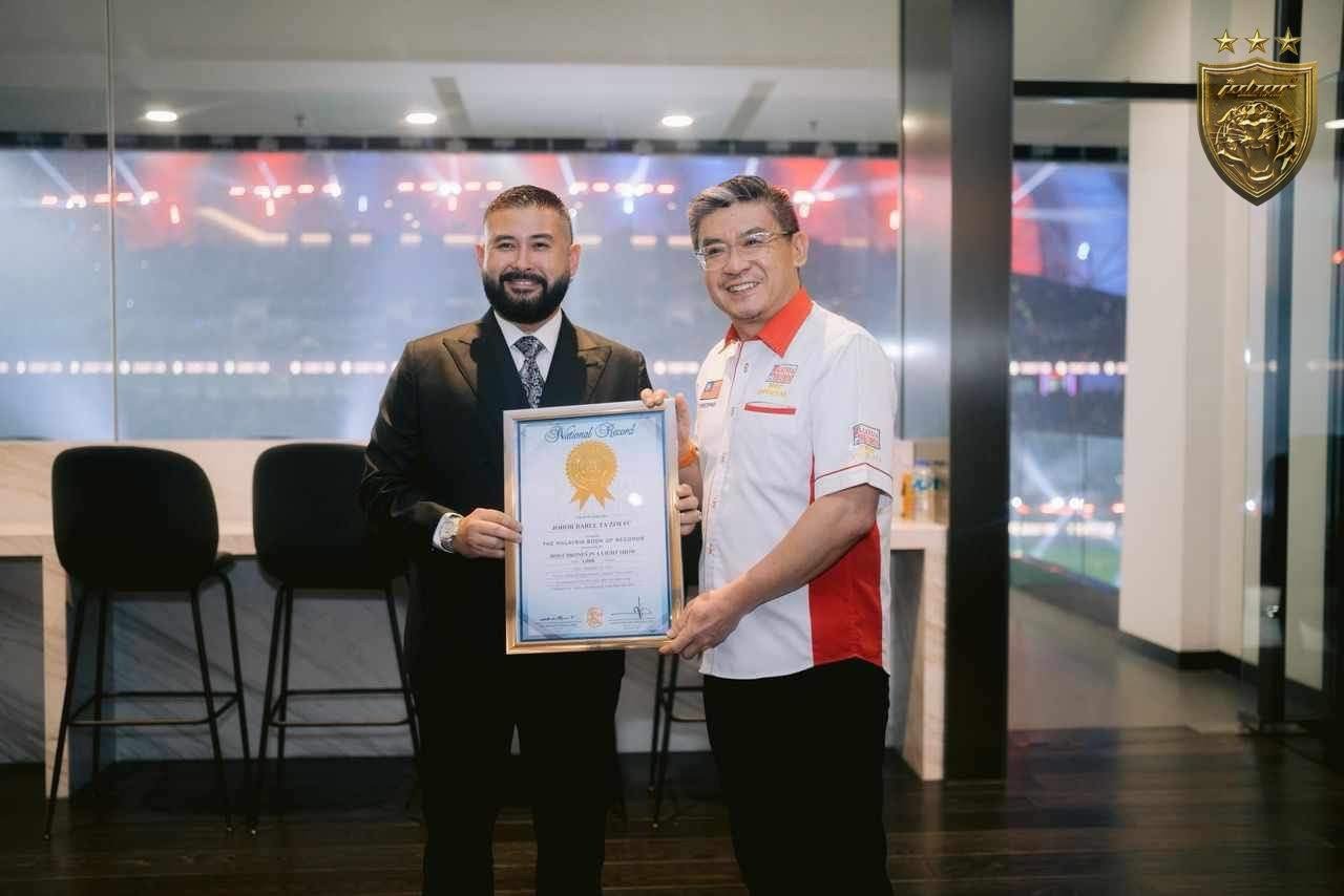 Pemilik kelab JDT yang juga Tunku Mahkota Johor Tunku Ismail Ibni Sultan Ibrahim telah menerima anugerah itu daripada MBOR pada Sabtu lepas. - gambar Johor Southern Tigers