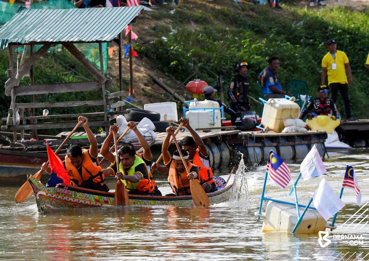 Pertandingan anjuran Majlis Perbandaran Sungai Golok melibatkan 12 pasukan Thailand dan enam pasukan Malaysia yang merupakan acara tahunan. - gambar BERNAMA