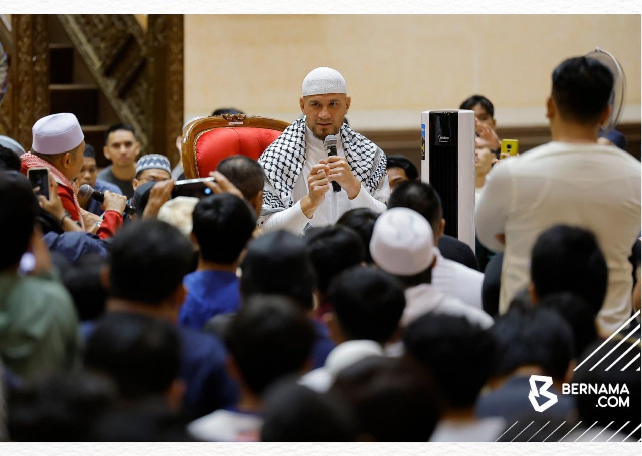 Williams ketika berkongsi ilmu dengan kira-kira 5,000 jemaah di Masjid Putra, pagi tadi. - gambar BERNAMA