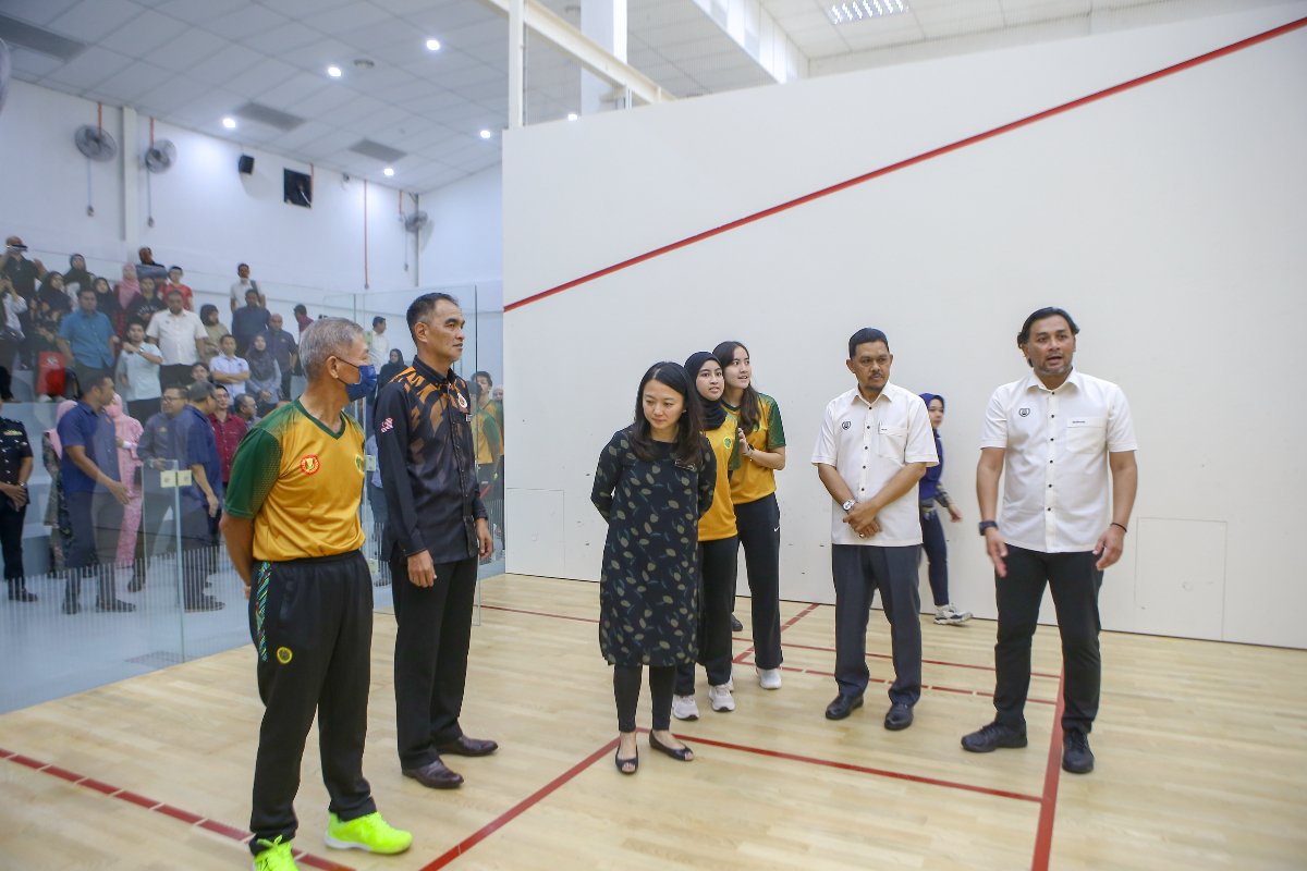 Menteri Belia dan Sukan, Hannah Yeoh melawat gelanggang skuasy di Pusat Skuasy Negeri Kedah. - gambar Rafisqi Radhi