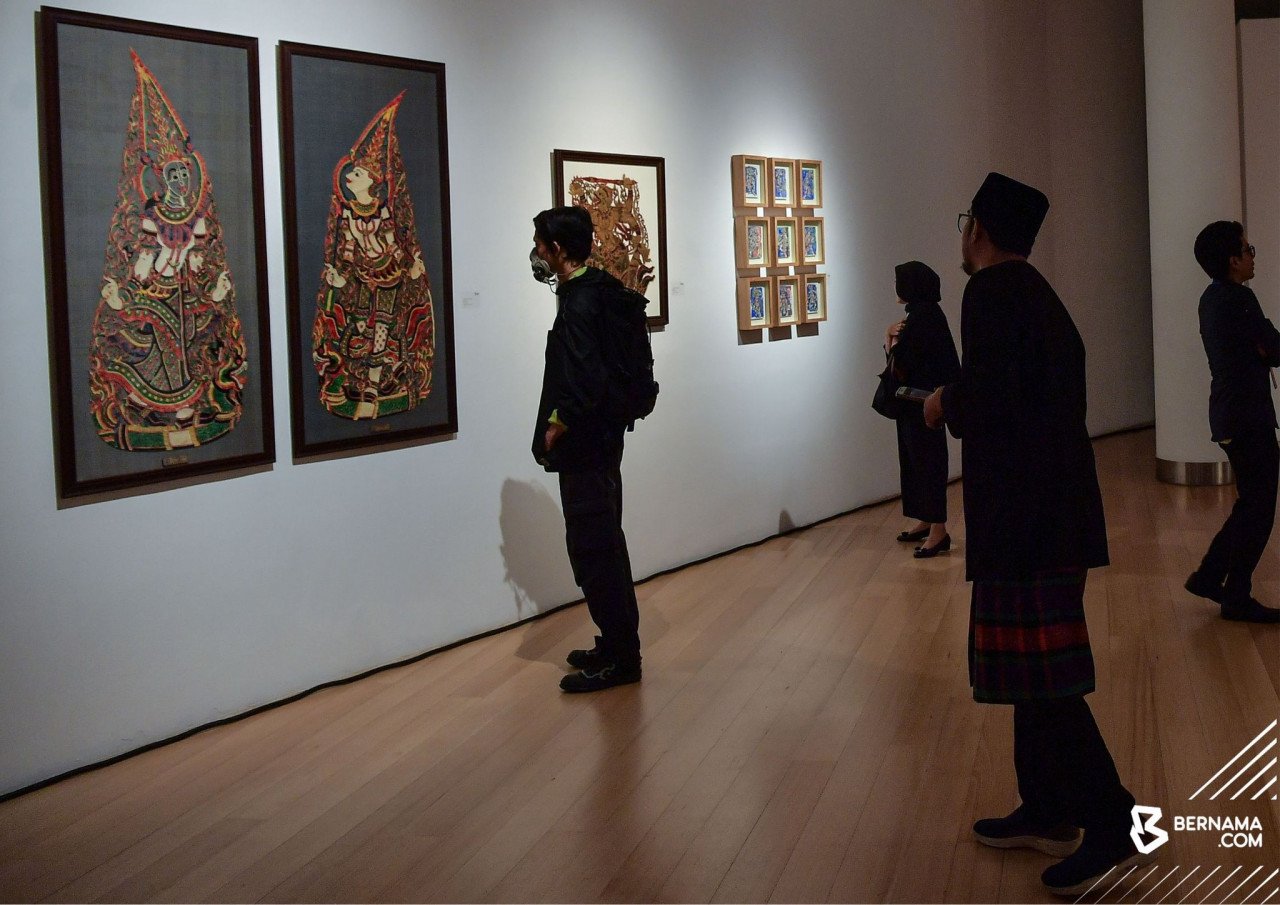 Pengunjung boleh menghayati karya 39 pelukis terkemuka di pameran Gerak Bayang: Seni Penceritaan. – gambar BERNAMA