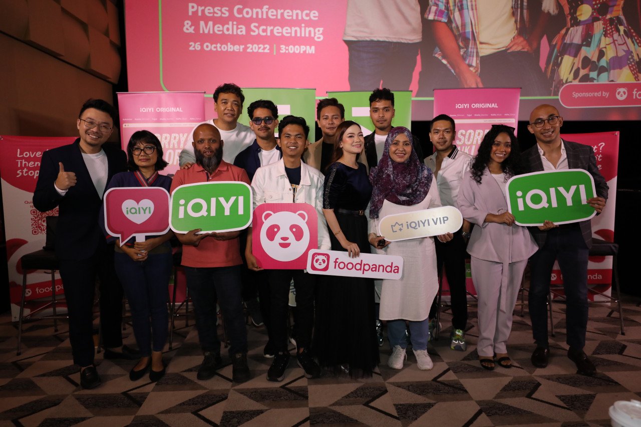 (Dari kiri) Pengarah Pemasaran foodpanda, Bernard Chong, Pengurus Negara iQIYI Singapura, Malaysia & Brunei, Dinesh Ratnam, Pereka fesyen, Fiziwoo (tiga dari kanan) dan penyanyi Serra Kamal (dua dari kanan). - Gambar iQIYI