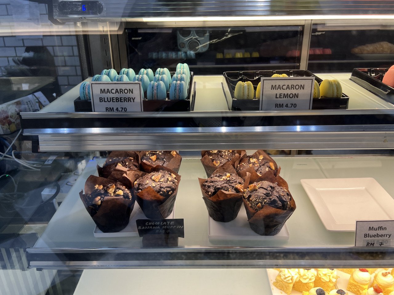 Macaron Blueberry, adalah antara manisan utama di  Ohh Bakery & Café.