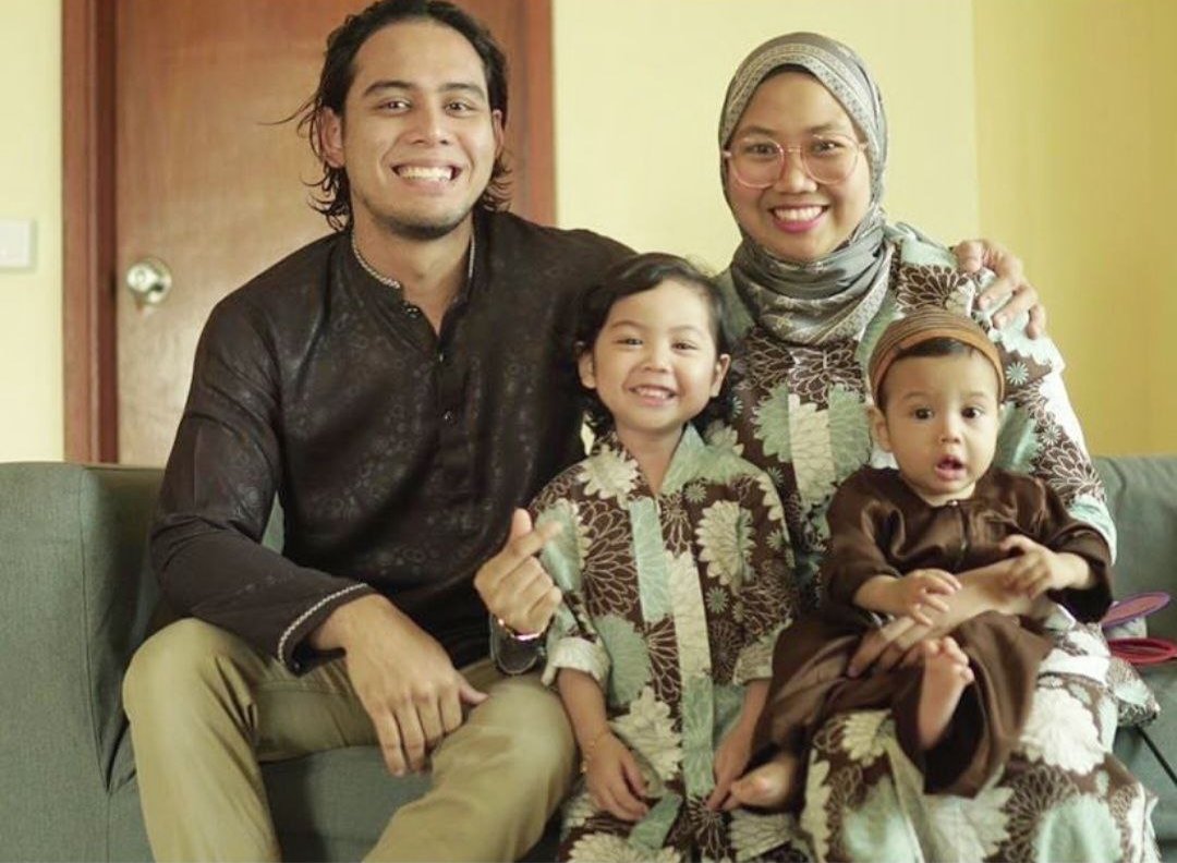 Saat bahagia Hafidz disamping isteri, Nurul Syuhada dan dua anak mereka Humairah dan Umar. - Gambar Hafidz Roshdi 