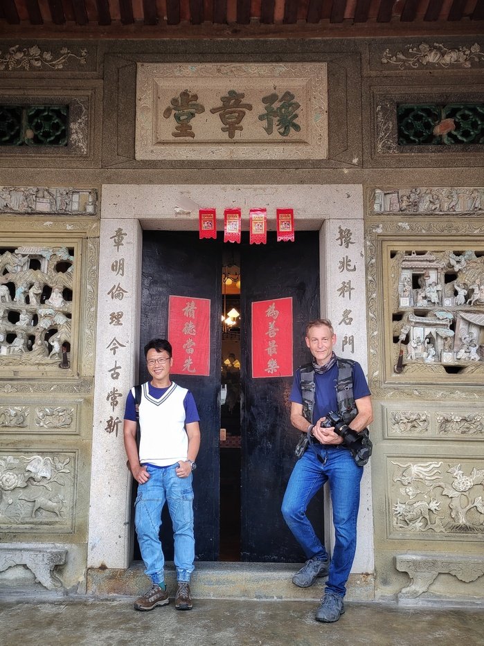 Danny Wen Shi-Kai (kiri) dan Chris Stowers.