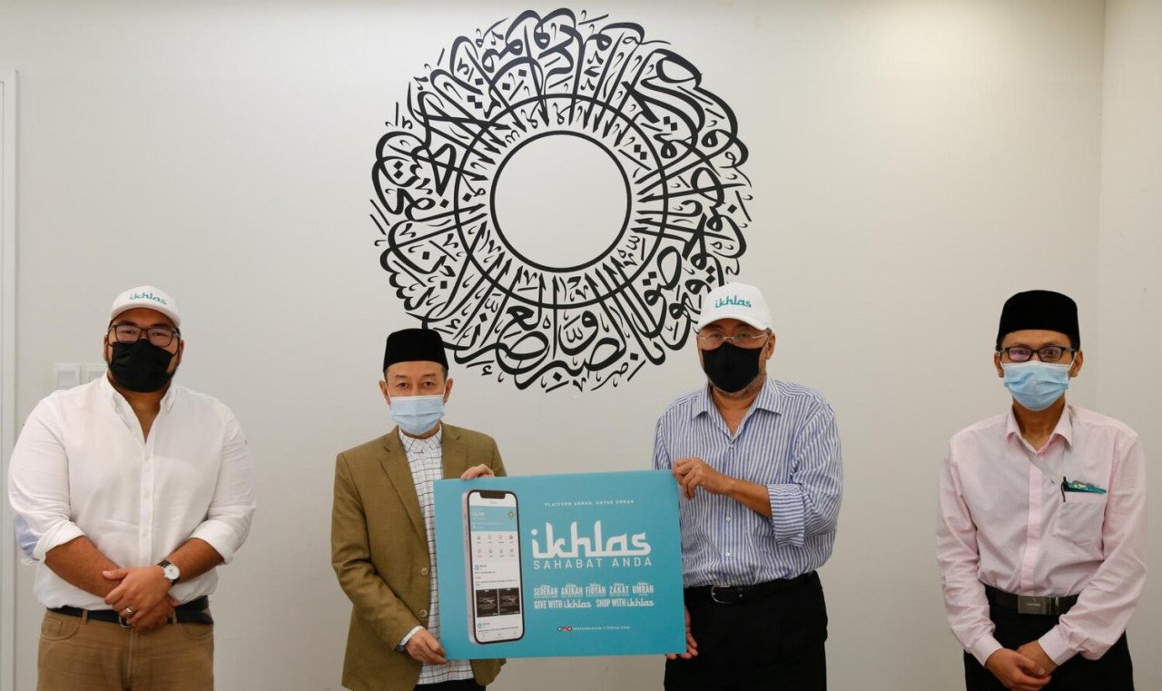 (Dua dari kanan) Datuk Kamarudin Meranun, Pengerusi Eksekutif airasia Group bersama-sama (Dua dari kiri) Yang Berbahagia Datuk Dr. Luqman bin Abdullah, Mufti Wilayah Persekutuan Kuala Lumpur, (Kanan) Muhammad Afiq bin Zainal Abidin, Pegawai Khas Mufti Wilayah Persekutuan Kuala Lumpur dan (Kiri) Ikhlas Kamarudin, ketua IKHLAS memperkenalkan aplikasi mudah alih IKHLAS.  