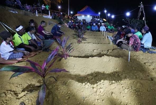 Jenazah tujuh daripada sembilan sekeluarga yang maut dalam tragedi kepala air di Chukai, Terengganu dikebumikan dalam satu liang - gambar BERNAMA