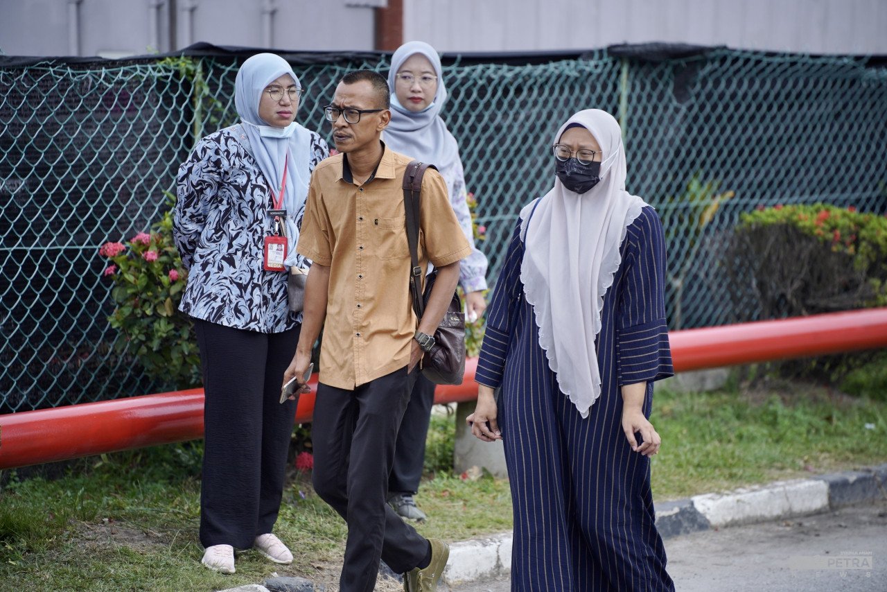 Keluarga mangsa tiba di pekarangan Hospital Tengku Ampuan Rahimah, Klang, hari ini. gambar Syadila Amari