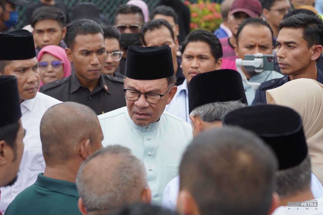 Perdana Menteri, Datuk Seri Anwar Ibrahim ketika menziarahi keluarga mangsa di pekarangan Hospital Tengku Ampuan Rahimah, Klang, hari ini. gambar Syadila Amari