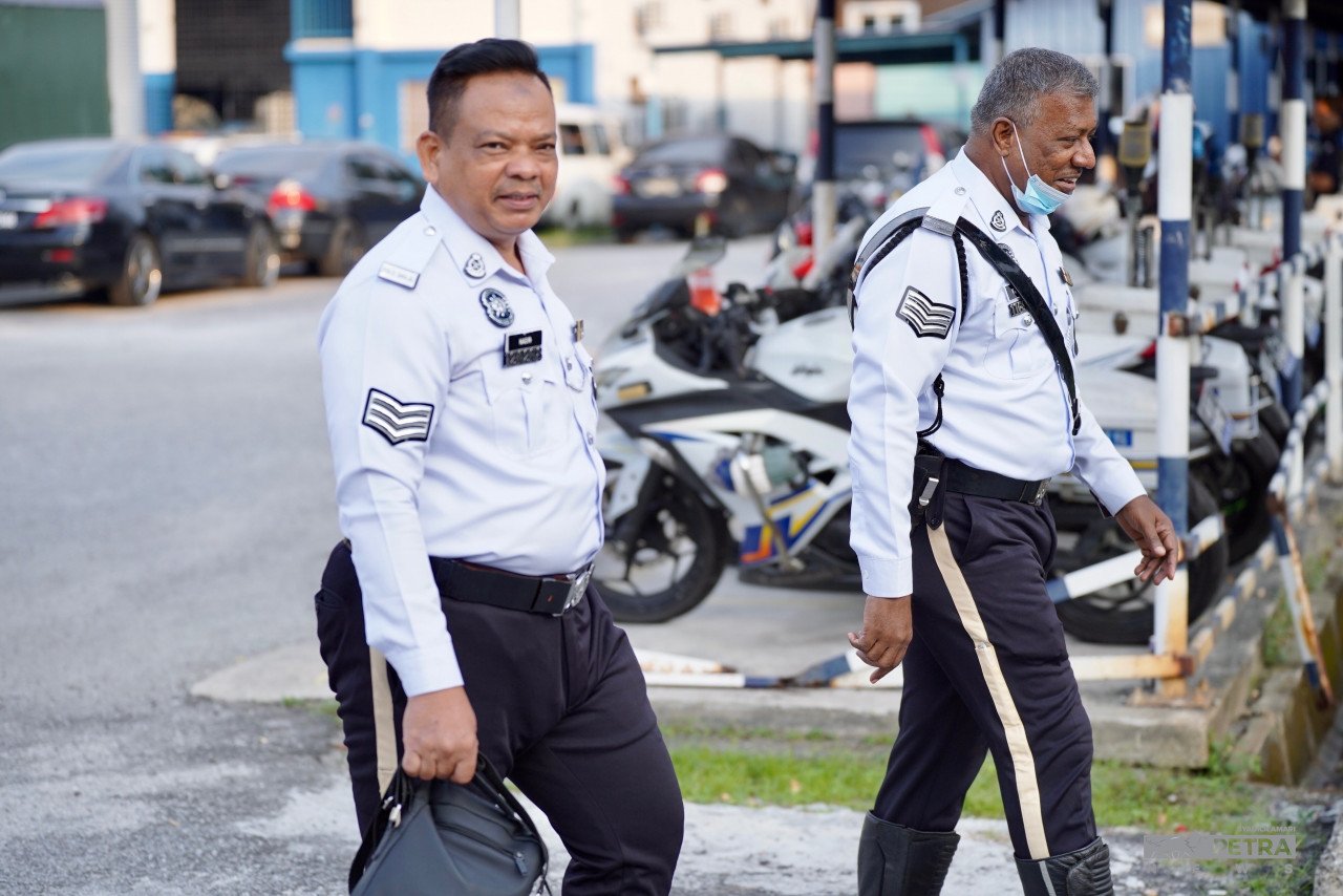 Anggota polis trafik tidak melepaskan peluang untuk mengundi awal di Ibu Pejabat Polis Daerah Ampang Jaya. gambar Syadila Amari
