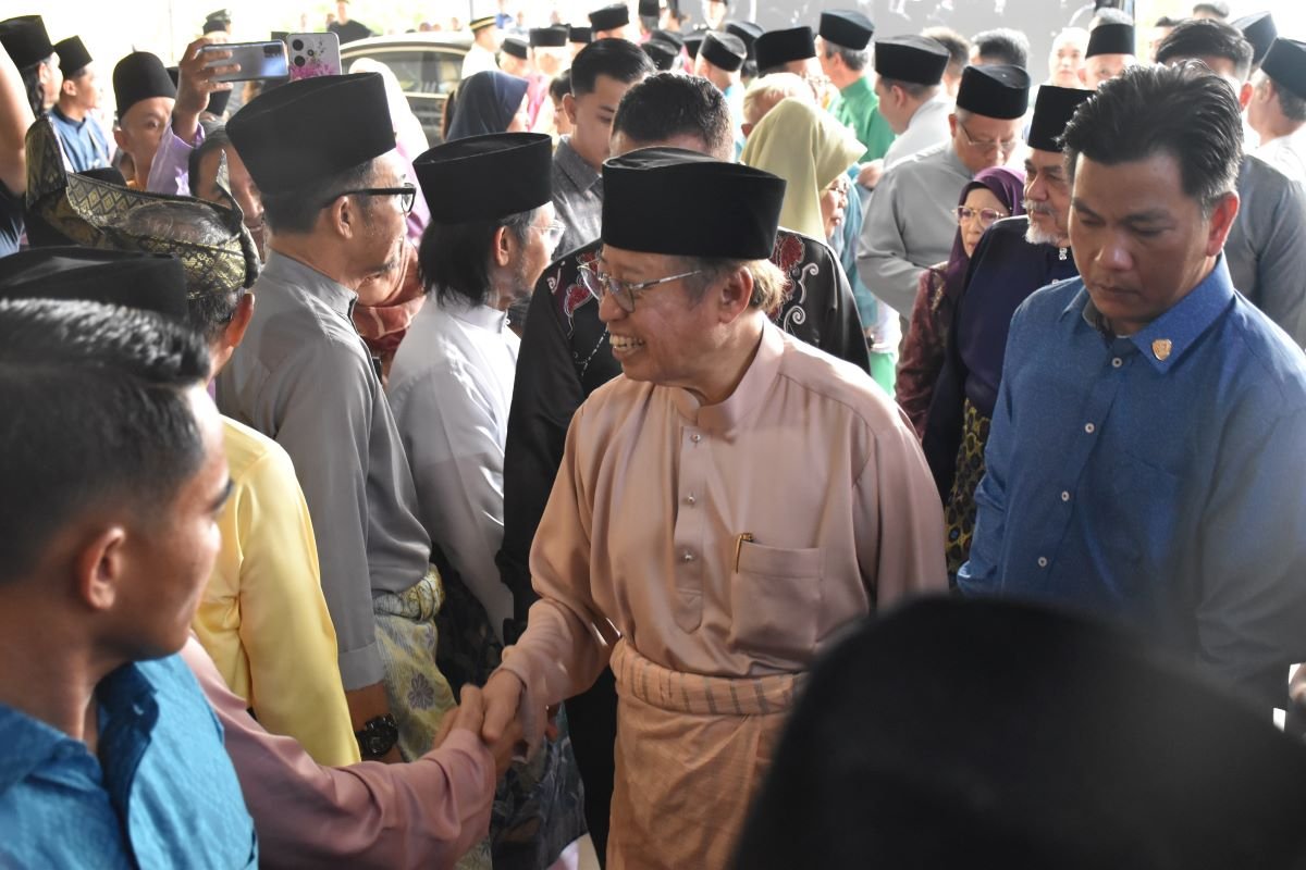 Premier Sarawak, Tan Sri Abang Johari Tun Openg turut hadir meraikan sambutan Rumah Terbuka Hari Raya anjuran Lembaga Kemajuan Bintulu (BDA) di NAIM Street Mall, di mana pandu lalu Bask Bear, Bintulu Paragon dilancarkan pada hari yang sama.