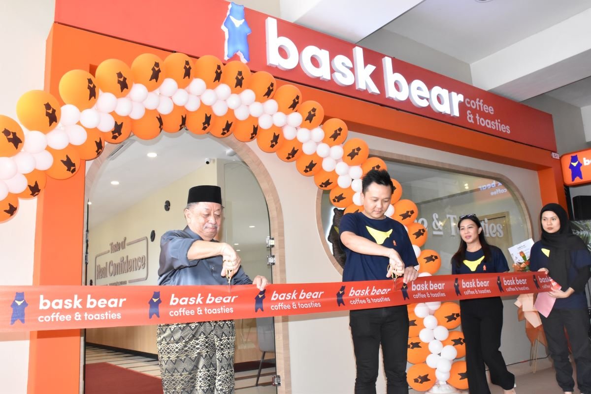 Datuk Haidar Khan Asghar Khan (kiri), Timbalan Pengerusi BDA, bersama Bryan Wong, Pengarah Projek dan Pembangunan Perniagaan Loob Holding Sdn Bhd, memotong reben  bagi merasmikan pelancaran cawangan pandu lalu pertama Bask Bear di Malaysia Timur.
