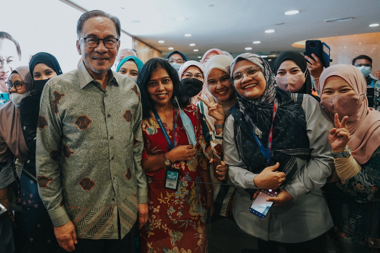 Anwar Ibrahim bersama kakitangan Dewan Bandaraya Kuala Lumpur (DBKL). - Gambar ihsan Jabatan Perdana Menteri