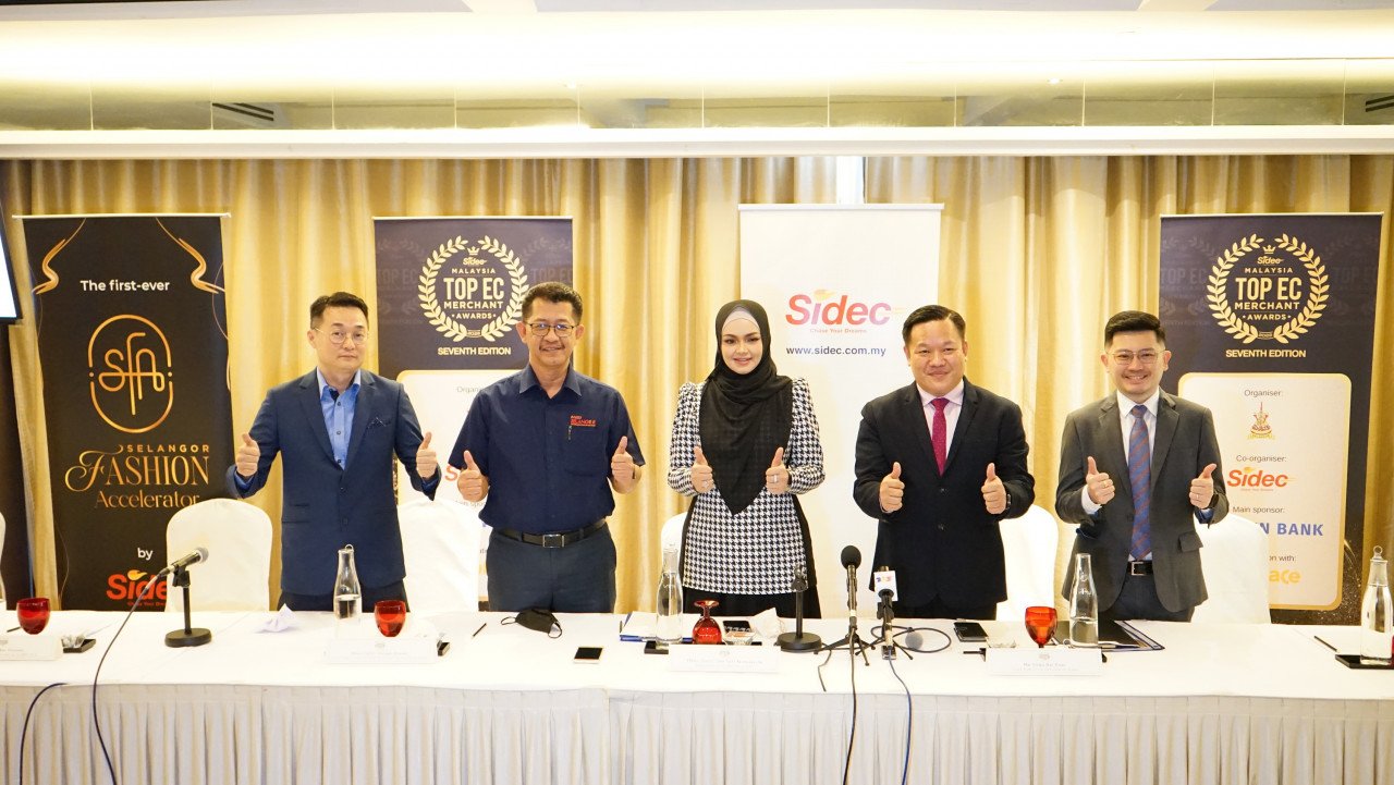 Yong Kai Ping (dua kanan) dan Siti Nurhaliza bersama rakan strategik Malaysia Top ECM Awards - Gambar ihsan Perbadanan Teknologi Maklumat dan Ekonomi Digital Selangor