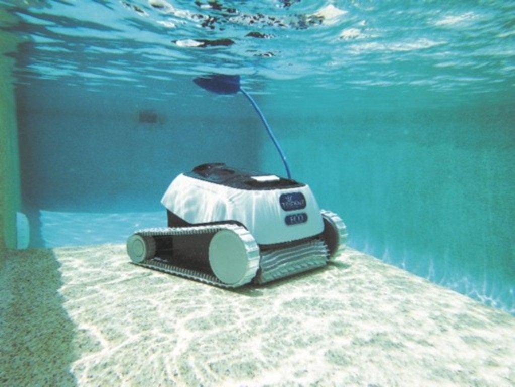 Contoh pembersih kolam renang oleh Waterco's Robotic Pool Cleaner yang mengeluarkan banyak kotoran dari dasar kolam renang
