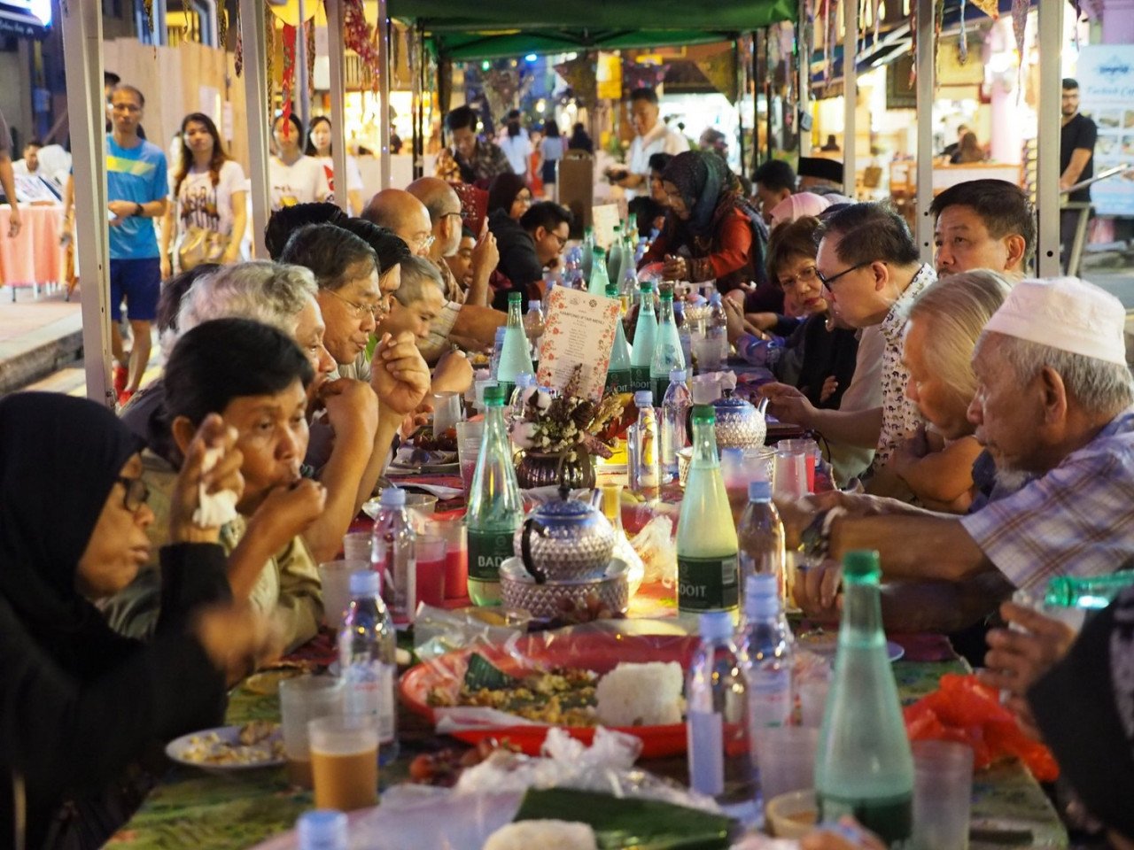 Iftar beramai-ramai di Arab Street. - Gambar ihsan Multikulti Pte Ltd