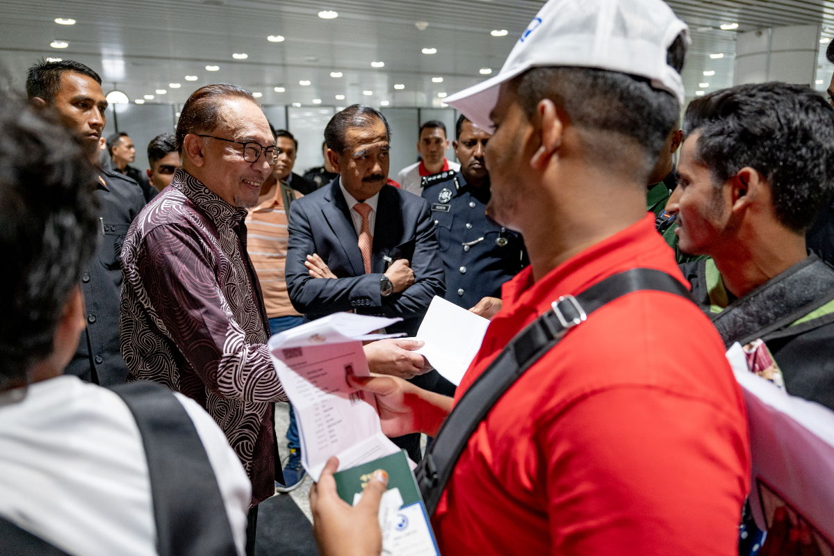 Dalam tinjauan itu, Anwar melihat sendiri keadaan petugas JKDM dan JIM susulan satu insiden yang melibatkan orang kenamaan di KLIA baru-baru ini.