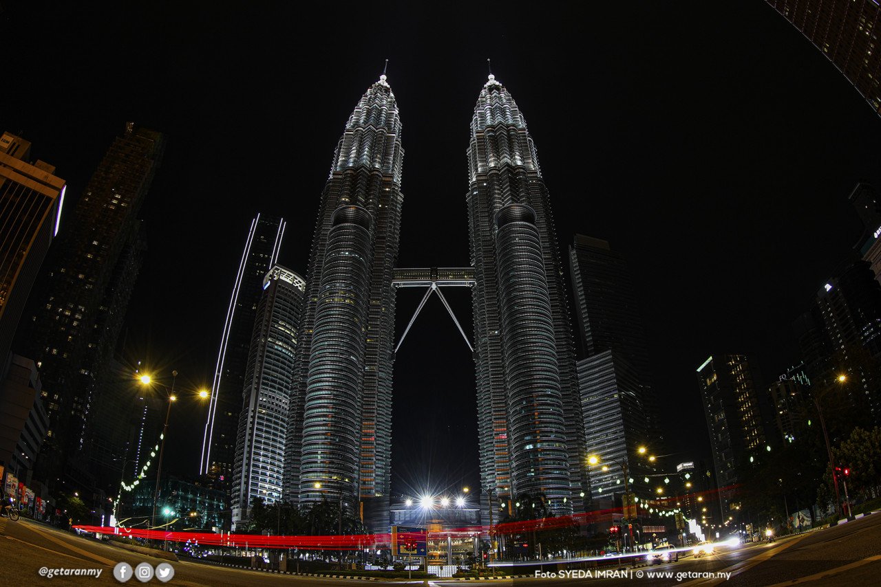  MENARA Berkembar Petronas KLCC sunyi pada malam PKP 3.0.