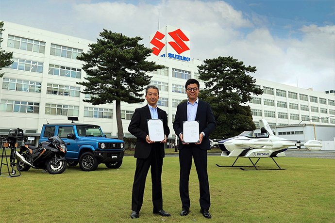 Pengurus Besar Eksekutif Suzuki, Hidetoshi Kumashiro (kanan) dan Ketua Pegawai Eksekutif SkyDrive, Tomohiro Fukuzawa  telah menandatangani perjanjian untuk membina model electric vertical take-off and landing (eVTOL) SkyDrive iaitu sebuah pesawat kereta terbang di kilang Suzuki yang terletak di Wilayah Shizuoka, Jepun. 