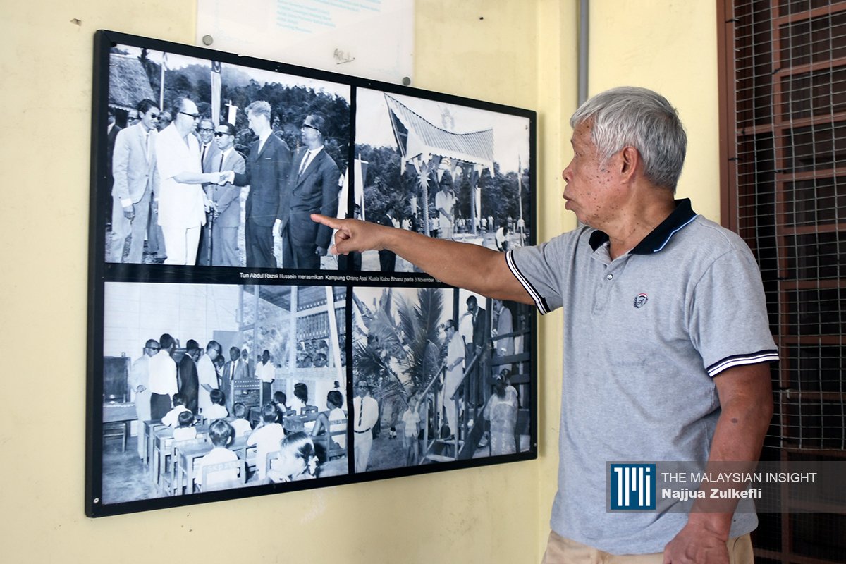 Tok Batin Kampung Tun Abdul Razak, Asu Al Dollah, 68, menunjukkan beberapa gambar kepada pemberita. gambar Najjua Zulkefli