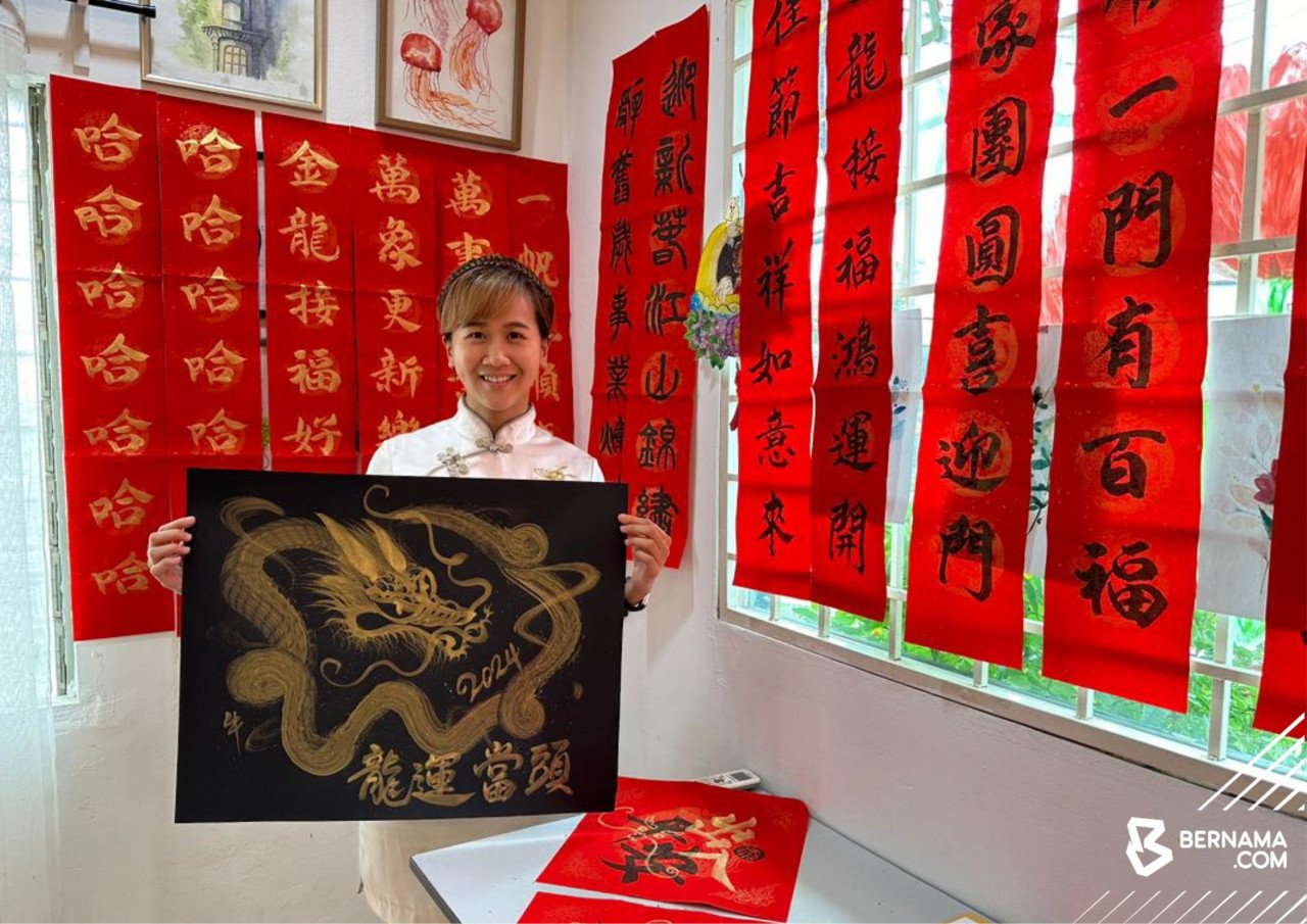 Penggiat seni visual dan kaligrafi, Vivian Ng Suet Yuan menunjukkan kaligrafi dengan imej seekor naga. - gambar BERNAMA