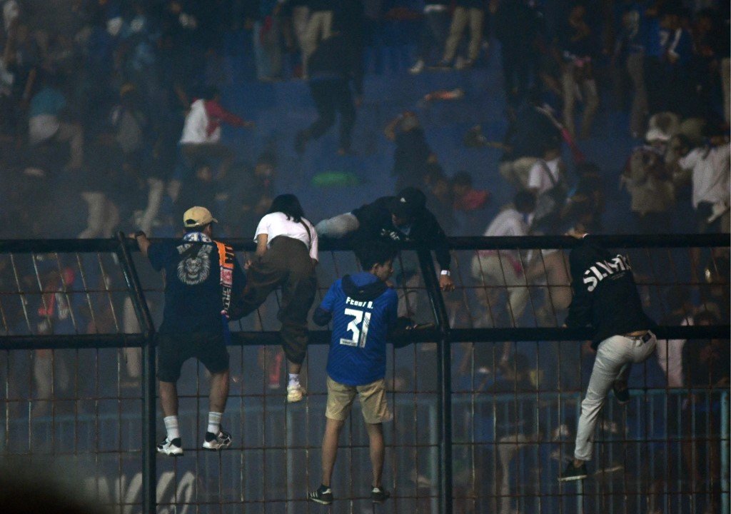 Seramai 131 orang maut dalam kejadian rusuhan di Stadium Kanjuruhan, Malang, Indonesia pada 1 Oktober lalu. - Gambar AFP