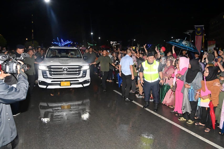 Yang di-Pertuan Agong dan Raja Permaisuri Agong berangkat tiba di Lawas, Sarawak malam tadi bagi memulakan Kembara Kenali Borneo peringkat Sarawak. - gambar Istana Negara