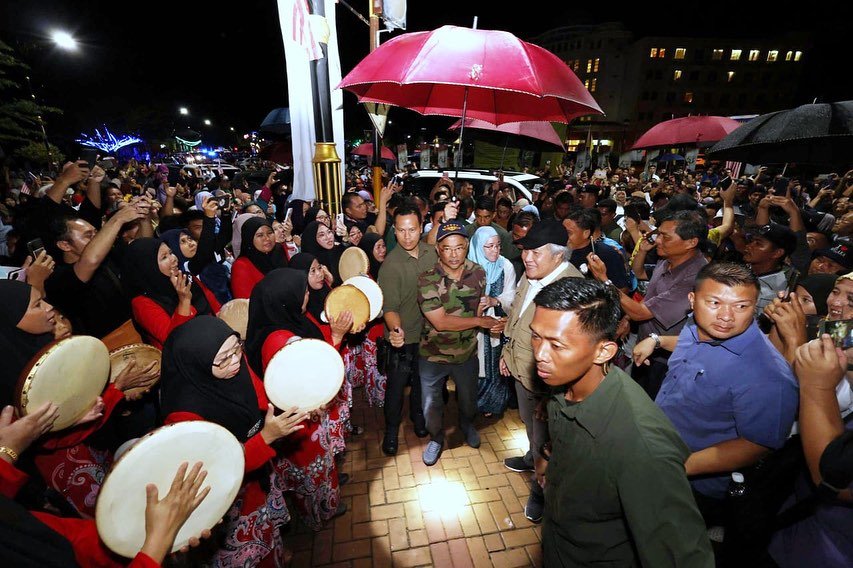 Ketibaan Seri Paduka Baginda berdua diiringi Timbalan Perdana Menteri Datuk Seri Fadillah Yusof telah diberi sambutan sangat meriah oleh ribuan rakyat di Lawas. - gambar Istana Negara