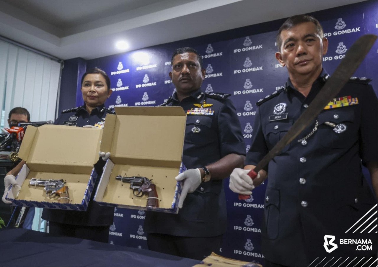 Ketua Polis Selangor Datuk Hussein Omar Khan menunjukkan senjata api yang digunakan suspek. - gambar BERNAMA