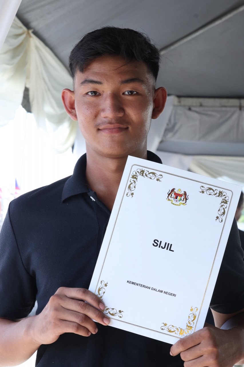 Penantian Khatanak untuk bergelar warga Malaysia berakhir apabila beliau menerima sijil kewarganegaraannya hari ini. – gambar Rafisqi Radhi