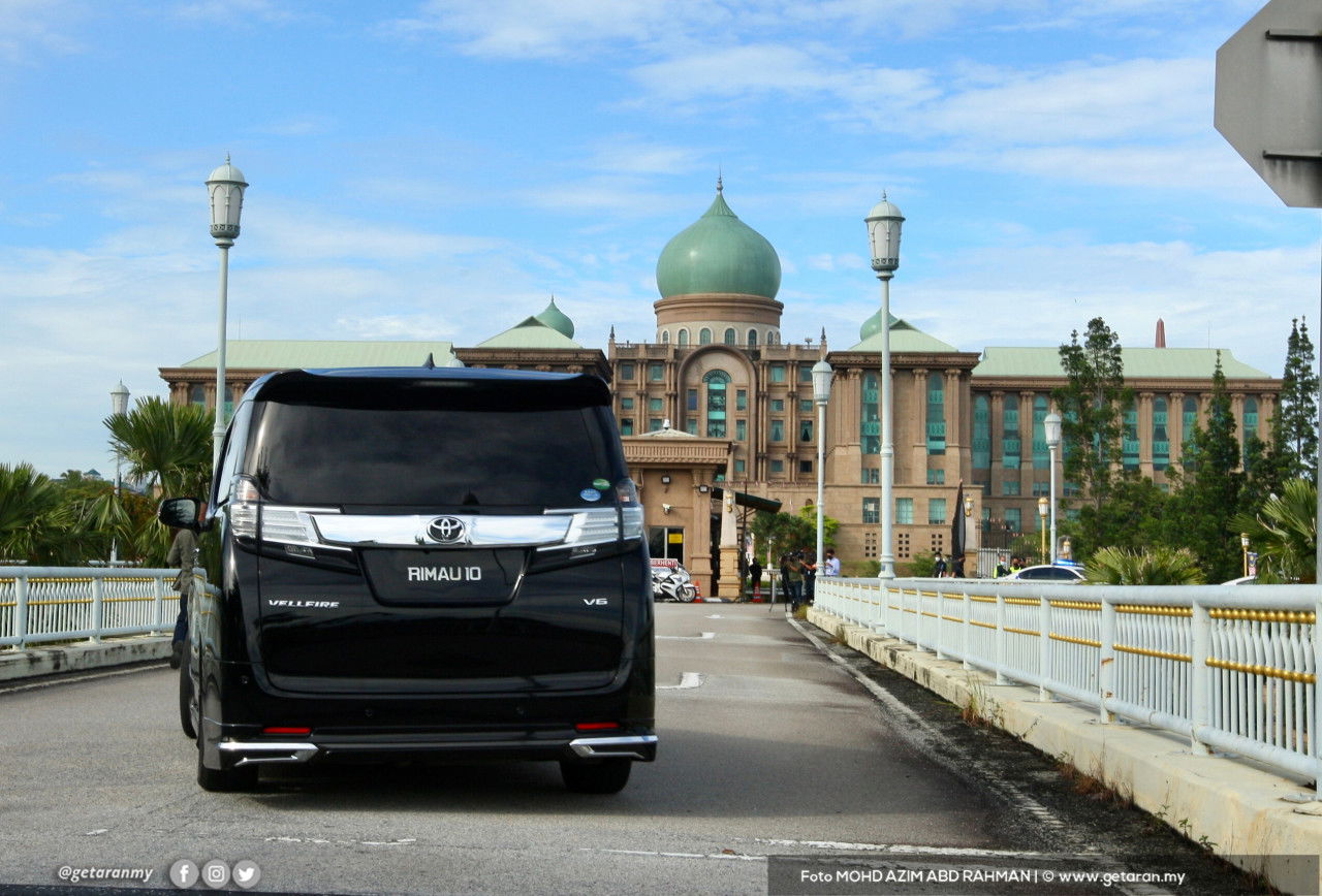 Kenderaan membawa Khairy Jamaluddin menuju ke Perdana Putra, Putrajaya, hari ini. - Gambar Mohd Azim Abd Rahman