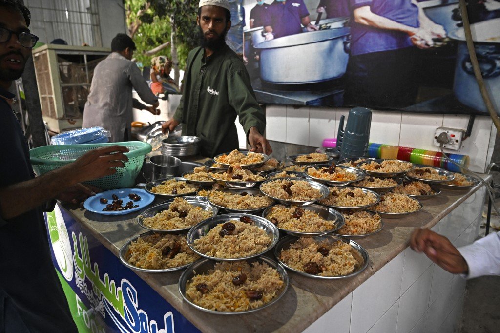 Makanan yang disediakan untuk umat Islam berbuka puasa di sebuah masjid di Lahore. - Gambar AFP