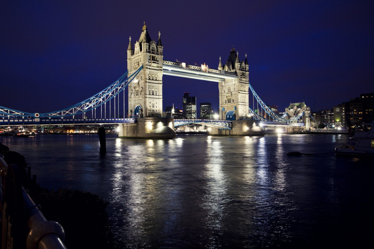Tower Bridge pada waktu malam
